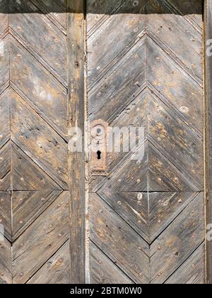 Bild mit einer alten Holztür in der Wand eines alten Herrenhauses Stockfoto