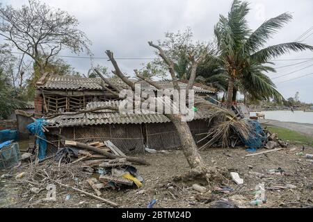 Ein verwüstetes Haus ist in der Folge des Zyklons Amphan in Minakhan gesehen. Amphan landet am 20. Mai auf Westbengalen in der Nähe der Sundarbans zwischen Digha und Hatiya, wobei Windböen entlang der Küstengebiete bei 150ñ160 km/h gemessen wurden. Der Wirbelsturm Amphan, einer der stärksten Stürme in jüngster Zeit, die durch die Bucht von Bengalen churnen und mehr als 80 Menschen töteten und den gesamten Staat am Boden ließen. Quelle: SOPA Images Limited/Alamy Live News Stockfoto