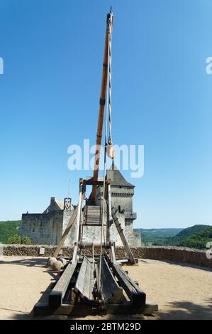 Mittelalter Trebuchet als mittelalterliche Belagerungsmaschine verwendet, um eine Burg in Périgord (Frankreich) zu verteidigen Stockfoto