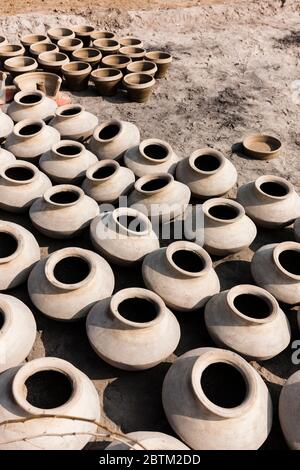 Open-Air unglasierte Keramik-Werkstatt, in der Nähe Shahdadpur, Sanghar District, Sindh Provinz, Pakistan, Südasien, Asien Stockfoto