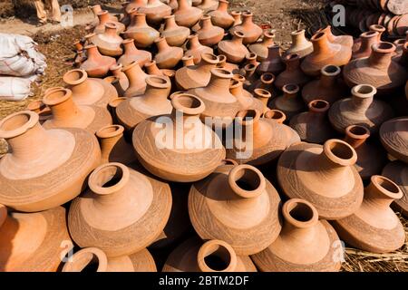 Open-Air unglasierte Keramik-Werkstatt, in der Nähe Shahdadpur, Sanghar District, Sindh Provinz, Pakistan, Südasien, Asien Stockfoto