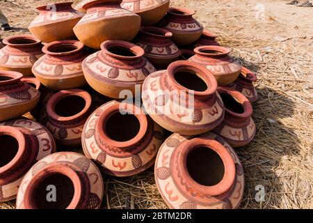 Open-Air unglasierte Keramik-Werkstatt, in der Nähe Shahdadpur, Sanghar District, Sindh Provinz, Pakistan, Südasien, Asien Stockfoto