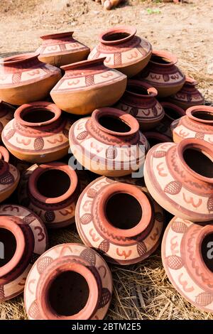 Open-Air unglasierte Keramik-Werkstatt, in der Nähe Shahdadpur, Sanghar District, Sindh Provinz, Pakistan, Südasien, Asien Stockfoto