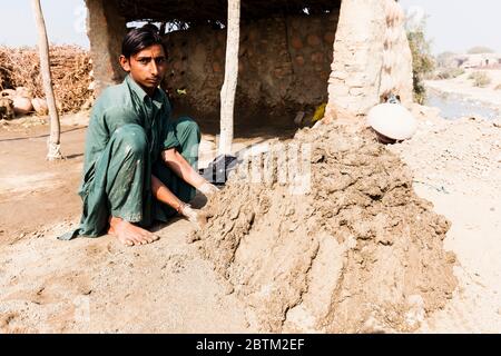 Open-Air unglasierte Keramik-Werkstatt, in der Nähe Shahdadpur, Sanghar District, Sindh Provinz, Pakistan, Südasien, Asien Stockfoto