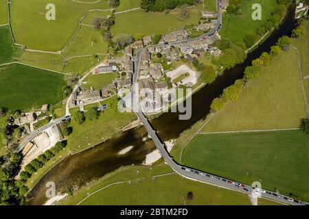 Luftaufnahme von Burnsall, Wharfedale, Yorkshire Dales National Park, North Yorkshire, England, Großbritannien Stockfoto