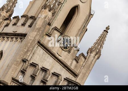 Architektonisches Detail des Turms der anglikanischen Kirche St. Mary Magdalena in der Bermondsey Street in London, England Stockfoto