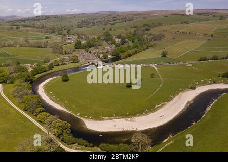 Luftaufnahme von Burnsall, Wharfedale, Yorkshire Dales National Park, North Yorkshire, England, Großbritannien Stockfoto