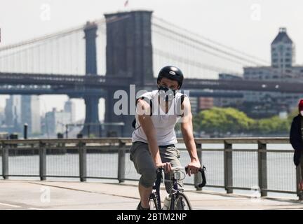 New York, USA. Mai 2020. Ein Mann fährt mit dem Fahrrad in der Nähe der Brooklyn Bridge im unteren Manhattan von New York, USA, 26. Mai 2020. Die Todesrate von COVID-19 in den Vereinigten Staaten erreichte 98,902 ab 20:32 Uhr (0032 GMT am Mittwoch), nach dem Center for Systems Science and Engineering (CSSE) an der Johns Hopkins University. Inzwischen sind die nationalen bestätigten Fälle von COVID-19 auf 1,680,625 gestiegen, so CSSE. Kredit: Wang Ying/Xinhua/Alamy Live News Stockfoto