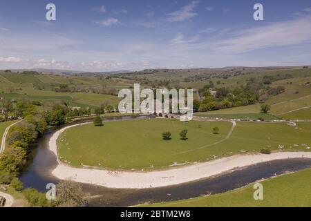 Luftaufnahme von Burnsall, Wharfedale, Yorkshire Dales National Park, North Yorkshire, England, Großbritannien Stockfoto