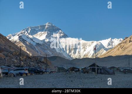 Freie Sicht auf die Mount Everest-Seite am frühen Morgen vom Mount Everest Base Camp (EBC) auf der tibetischen Seite aus gesehen. Stockfoto