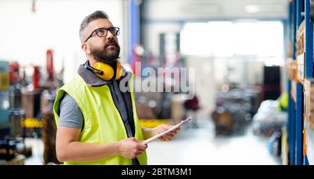 Techniker oder Ingenieur mit Kopfhörer in der Industriefabrik. Stockfoto