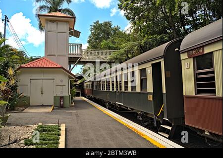 Kuranda Bahnhof mit Zug auf Plattform 1 Stockfoto