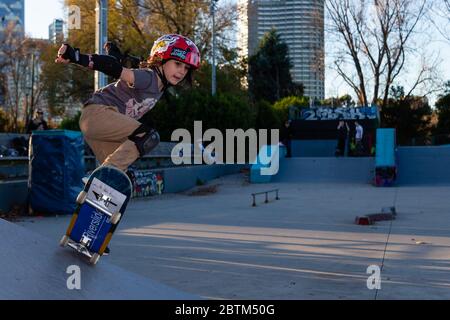 Melbourne, Australien, 26. Mai 2020. Hudson ist sechs Jahre alt und wird im Riverslide Skate Park in Melbourne, Australien, auf seinem Skateboard gesehen. Da die Beschränkungen im Bundesstaat Victoria gelockert werden, werden Parks, Spielplätze und Skateparks heute zum ersten Mal in 2 Monaten wieder eröffnet. Kredit: Dave Hewison/Alamy Live News Stockfoto