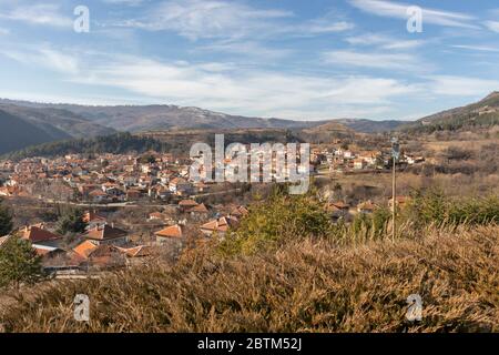 KLISURA, BULGARIEN -25. JANUAR 2020: Panoramablick auf die historische Stadt Klisura, Bulgarien Stockfoto