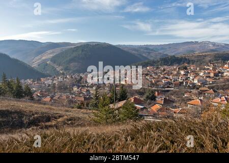 KLISURA, BULGARIEN -25. JANUAR 2020: Panoramablick auf die historische Stadt Klisura, Bulgarien Stockfoto