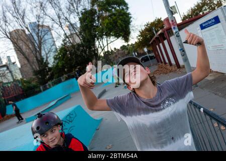 Melbourne, Australien, 26. Mai 2020. Scooter Rider, Peter gibt den Daumen nach oben, als Skater zurück zum Riverslide Skate Park an den Yarra Banks in Melbourne, Australien strömten. Da die Beschränkungen im Bundesstaat Victoria gelockert werden, werden Parks, Spielplätze und Skateparks heute zum ersten Mal in 2 Monaten wieder eröffnet. Kredit: Dave Hewison/Alamy Live News Stockfoto