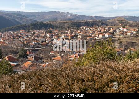 KLISURA, BULGARIEN -25. JANUAR 2020: Panoramablick auf die historische Stadt Klisura, Bulgarien Stockfoto