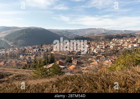 KLISURA, BULGARIEN -25. JANUAR 2020: Panoramablick auf die historische Stadt Klisura, Bulgarien Stockfoto