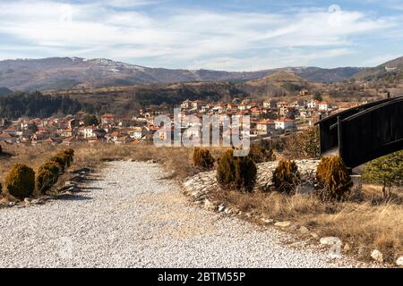 KLISURA, BULGARIEN -25. JANUAR 2020: Panoramablick auf die historische Stadt Klisura, Bulgarien Stockfoto