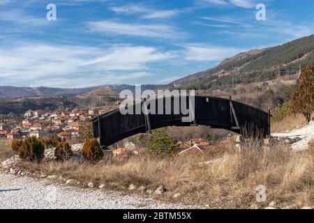 KLISURA, BULGARIEN -25. JANUAR 2020: Panoramablick auf die historische Stadt Klisura, Bulgarien Stockfoto