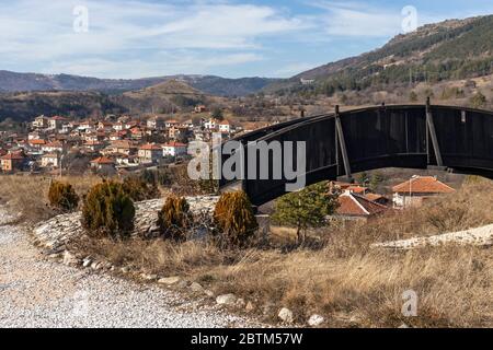 KLISURA, BULGARIEN -25. JANUAR 2020: Panoramablick auf die historische Stadt Klisura, Bulgarien Stockfoto