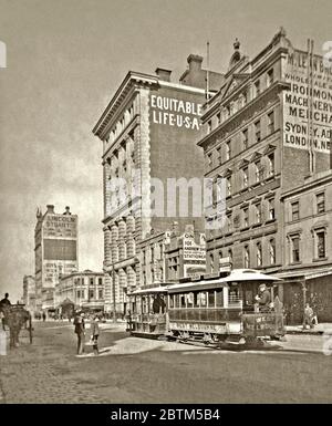 Cable Tram in Elizabeth Street, Melbourne, Victoria, Australia, c. 1900, Teil des 75 km-Netzes begann 1885 von der Melbourne Tramway und Omnibus Co, das System war viertgrößte der Welt. Dieses Auto und Anhänger befindet sich in West Melbourne Lackierung, mit Route Anzeigetafeln auf der Seite zeigt "Moonee Ponds" und "Law Courts". Dahinter befindet sich das Equitable Life Assurance Gebäude, das 1896 erbaut wurde, rechts sind McLean Bros und Rigg, ein Eisenwarenhaus, dazwischen befindet sich die London Tavern. Stockfoto