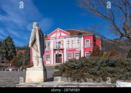 KLISURA, BULGARIEN -25. JANUAR 2020: Typisches Gebäude und Straße in der historischen Stadt Klisura, Bulgarien Stockfoto