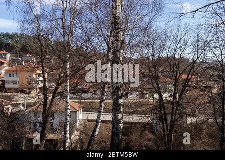 KLISURA, BULGARIEN -25. JANUAR 2020: Typisches Gebäude und Straße in der historischen Stadt Klisura, Bulgarien Stockfoto