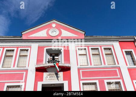 KLISURA, BULGARIEN -25. JANUAR 2020: Typisches Gebäude und Straße in der historischen Stadt Klisura, Bulgarien Stockfoto