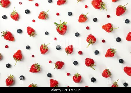 Flacher Lay mit leckeren Erdbeeren und Heidelbeeren auf weißem Hintergrund, Draufsicht. Sommerbeere Stockfoto