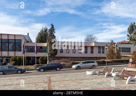 KLISURA, BULGARIEN -25. JANUAR 2020: Typisches Gebäude und Straße in der historischen Stadt Klisura, Bulgarien Stockfoto