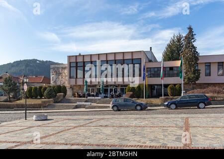 KLISURA, BULGARIEN -25. JANUAR 2020: Typisches Gebäude und Straße in der historischen Stadt Klisura, Bulgarien Stockfoto