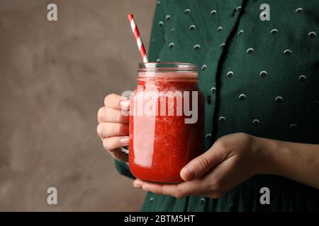 Frau halten Glas mit Erdbeer-Cocktail, aus nächster Nähe. Sommerdrink Stockfoto