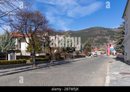 KLISURA, BULGARIEN -25. JANUAR 2020: Typisches Gebäude und Straße in der historischen Stadt Klisura, Bulgarien Stockfoto