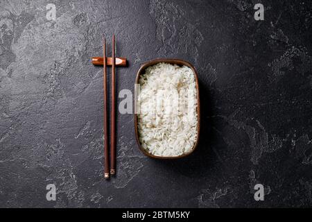 bento-Box mit Reis und Essstäbchen. Blick von oben. Armutskonzept. Stockfoto