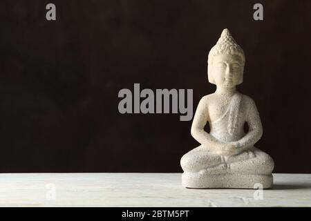 Buddha auf weißem Holztisch. Zen-Konzept Stockfoto
