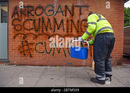 Ein Arbeiter entfernt Graffiti von einer Mauer in der Nähe des Londoner Nordens, in dem Dominic Cummings, der oberste Berater des Premierministers, untergebracht ist, während der Streit über seine Reise nach Durham während der Sperrung des Coronavirus andauert. Stockfoto
