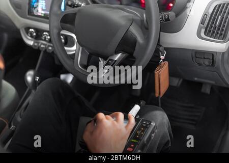 Mann mit Diagnose-Tools tun Autodiagnose auf der Garage Stockfoto