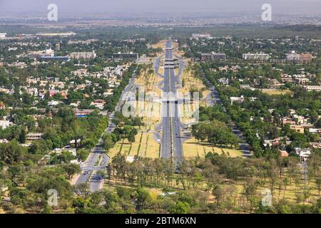 Blick auf Islamabad, von Daman-e-Koh, Garten auf dem Hügel. Margala Hills, Islamabad, Islamabad Capital Territory, Pakistan, Südasien, Asien Stockfoto