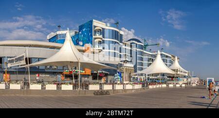 Odessa, Ukraine 09.03.2019. Strandhotels, Restaurants und Unterhaltung am Langeron Beach in Odessa, Ukraine, an einem sonnigen Sommertag Stockfoto