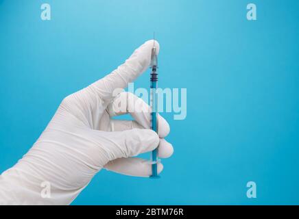 Arzt bereitet eine Injektion vor. Die Hand hält eine Krönavirus-Impfphiole Stockfoto