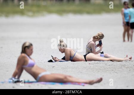 Cape Canaveral, USA. Mai 2020. Strandgänger-Lounge am Cocoa Beach in Cape Canaveral, Florida, USA, 26. Mai 2020. Die Todesrate von COVID-19 in den Vereinigten Staaten erreichte 98,902 ab 20:32 Uhr (0032 GMT am Mittwoch), nach dem Center for Systems Science and Engineering (CSSE) an der Johns Hopkins University. Inzwischen sind die nationalen bestätigten Fälle von COVID-19 auf 1,680,625 gestiegen, so CSSE. Kredit: Ting Shen/Xinhua/Alamy Live News Stockfoto