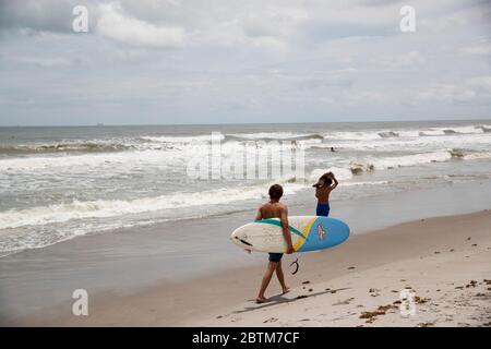 Cape Canaveral, USA. Mai 2020. Strandgänger entspannen sich am Cocoa Beach in Cape Canaveral, Florida, USA, 26. Mai 2020. Die Todesrate von COVID-19 in den Vereinigten Staaten erreichte 98,902 ab 20:32 Uhr (0032 GMT am Mittwoch), nach dem Center for Systems Science and Engineering (CSSE) an der Johns Hopkins University. Inzwischen sind die nationalen bestätigten Fälle von COVID-19 auf 1,680,625 gestiegen, so CSSE. Kredit: Ting Shen/Xinhua/Alamy Live News Stockfoto