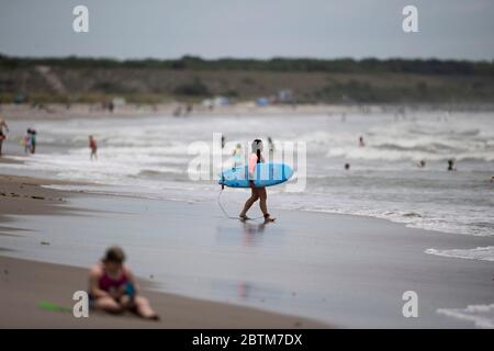 Cape Canaveral, USA. Mai 2020. Strandgänger entspannen sich am Cocoa Beach in Cape Canaveral, Florida, USA, 26. Mai 2020. Die Todesrate von COVID-19 in den Vereinigten Staaten erreichte 98,902 ab 20:32 Uhr (0032 GMT am Mittwoch), nach dem Center for Systems Science and Engineering (CSSE) an der Johns Hopkins University. Inzwischen sind die nationalen bestätigten Fälle von COVID-19 auf 1,680,625 gestiegen, so CSSE. Kredit: Ting Shen/Xinhua/Alamy Live News Stockfoto