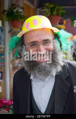 Jerusalem, ISRAEL - 15. MÄRZ 2006: Purim-Karneval im berühmten ultraorthodoxen Viertel von Jerusalem - Mea Shearim. Porträt von Männern, die in Tradit gekleidet sind Stockfoto