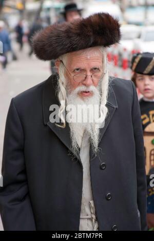 Jerusalem, ISRAEL - 15. MÄRZ 2006: Purim-Karneval im berühmten ultraorthodoxen Viertel von Jerusalem - Mea Shearim. Porträt von Männern, die in Tradit gekleidet sind Stockfoto