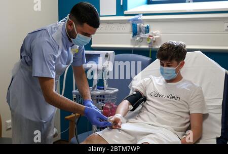 Der Patient Chay Godfrey wird von der Krankenschwester Elia Sarno in der Notaufnahme des Wexham Park Hospital in der Nähe von Slough behandelt. Bilddatum: 22/5/2020. Stockfoto