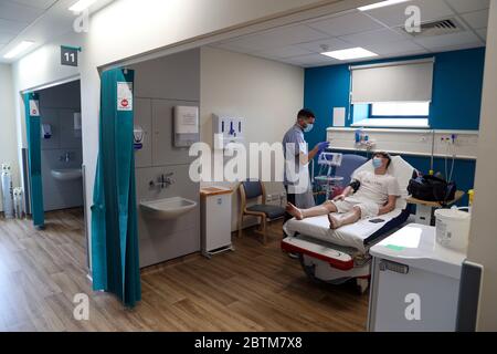 Der Patient Chay Godfrey wird von der Krankenschwester Elia Sarno in der Notaufnahme des Wexham Park Hospital in der Nähe von Slough behandelt. Bilddatum: 22/5/2020. Stockfoto