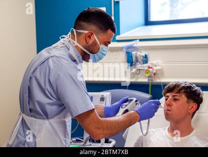 Der Patient Chay Godfrey wird von der Krankenschwester Elia Sarno in der Notaufnahme des Wexham Park Hospital in der Nähe von Slough behandelt. Bilddatum: 22/5/2020. Stockfoto