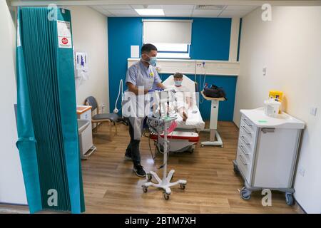 Der Patient Chay Godfrey wird von der Krankenschwester Elia Sarno in der Notaufnahme des Wexham Park Hospital in der Nähe von Slough behandelt. Bilddatum: 22/5/2020. Stockfoto